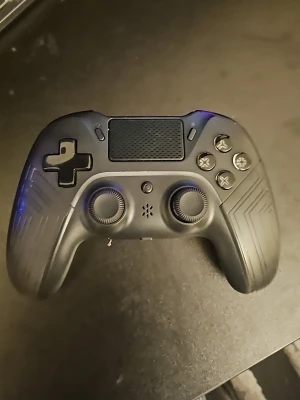 Ps4 kontroll funkar ochså till pc - Har inget fel bara knapparna bakom den som inte funkar det blir så på alla kontroller 