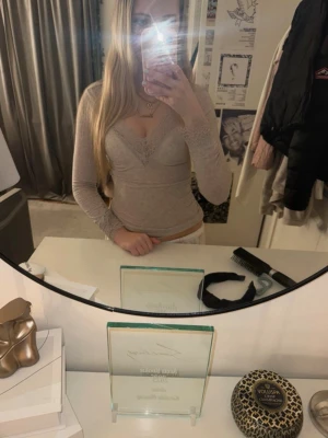 Intimissimi tröja med spets  - intimissimi tröja me spets. använd väldigt få gång och känns som helt ny med inga defekter.⭐️ skriv om mer frågor eller prisförslag 🙂🙂