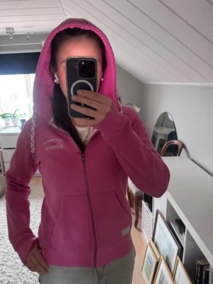 Race Marine zip up - Rosa zip up tröja från Race Marine! I väldigt bra skick då jag knappt har använt den 🩷🩷 fin passform