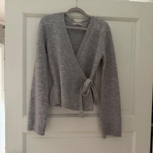 Ginatricot omlott cardigan grå  - Säljer denna omlott cardigan från ginatricot eftersom den ej kommer till användning! Denna är helt slutsåld på hemsidan och är i väldigt fint skick!🩷🩷🫶🏼