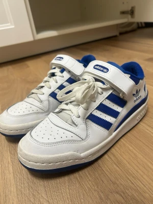 Adidas forum low sneakers - Adidas Forum Low sneakers i storlek 38. Bra skick, lite tecken på användning. Skriv vid frågor🤍