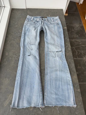 Håliga jeans  - Så snygga jeans som tyvärr inte passar mig och har därför ingen bild på! Midjemått tvärsöver: 38cm Midjehöjd: 19cm Inerbens längd: 76cm🩷
