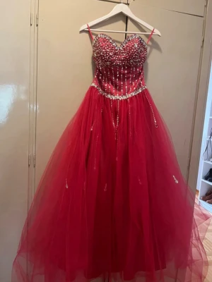 Rosa prinsesskläning till bal eller quinceañera  - Snygg rosa långklänning med glittriga paljetter och pärlor på överdelen 🥰Klänningen har smala axelband, korsett snörning i ryggen och ett fluffigt tyll-lager i kjolen ✨ Perfekt för bal eller festliga tillfällen. 🌸 Givar prinsess-vibe 🫶 Priset går att diskutera 🪩 Oklar storlek då den är person-sydd, men passar xs-s