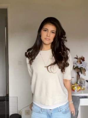 Beige kortärmad stickad tröja - Säljer en beige stickad tröja från ONLY i storlek M. Köpt för 279kr men säljer för 200kr. Jag har införskaffat mig så många nya plagg att den tyvärr sällan kommit till användning och är anledningen till att jag säljer den. 💕