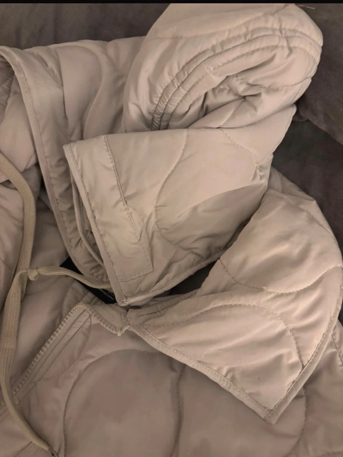 Beige quiltad pufferjacka med huva - 3