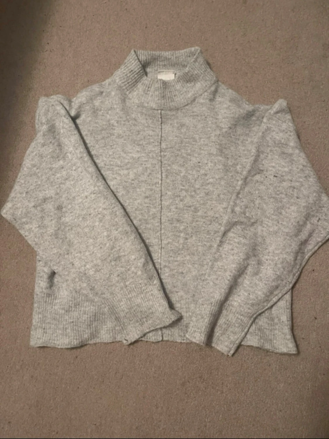 Ljusgrå stickad polotröja