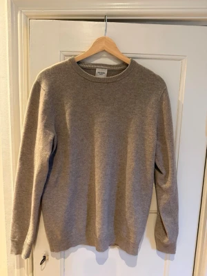 John Henric tröja 100% cashmere - Nypris:2500. Säljer en jättefin tröja från John Henric som är i suveränt skick utan hål och andra skador. 