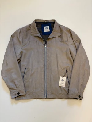 Grå mocka jacka XXL - Grå mocka jacka ifrån Murrey Ny med prislapp aldrig använd Storlek 56 vilket motsvara XXL  Nypris 1599 sek  Skriv vid minsta fråga eller fundering🤝