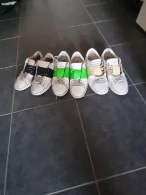 Valentino sneakers med beige detalj - Jag säljer 3 par valentinos. Skriv vid prisförslag o frågor