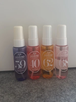 Sol de Janeiro parfym mist set🥹 - Fyra olika Sol de Janeiro fragrance mists i små plastflaskor med sprayfunktion. Färgerna på flaskorna är lila, rosa, gul och ljusrosa, och varje flaska har ett nummer på etiketten: 59, 40, 62 och 68. Perfekt för dig som vill testa flera dofter.fast lite använda som ni ser💖🫰🏻priset kan diskuteras 🥹🥹