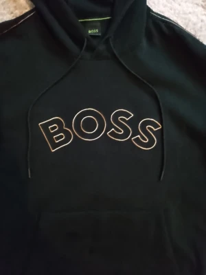 BOSS HOODIE - XL - Svart hoodie från BOSS  Klassisk modell med huva.      Mycket bra skick.  Strl XL