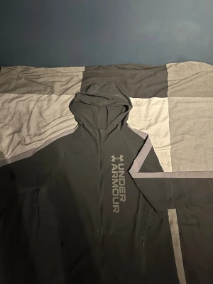 Svart Windbreaker från Under Armour - Pris kan diskuteras