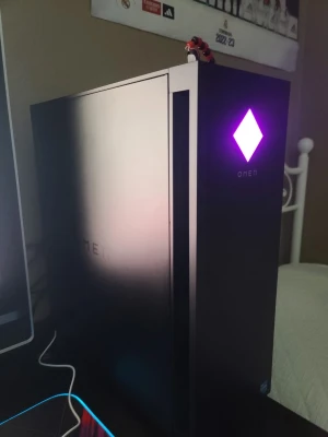 HP Omen dator - Säljer en HP Omen stationär dator i svart med stilren design och upplyst diamantformad logga på fronten. Chassit är av metall och har en modern, minimalistisk look som passar perfekt på skrivbordet för gaming eller kreativt arbete. Fungerar perfekt. Kan diskutera om priset, kan också lägga till dator tillbehör om priset är för högt 