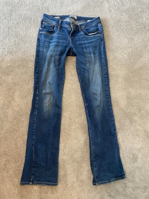 Blå bootcut low waist jeans LTB Valerie - Säljer dessa snygga lågmidjade bootcut jeans från LTB, passform Valerie och storlek 29/34🩷 Mått: Midja 39cm Midjehöjd 18cm Innerbenslängd 84cm