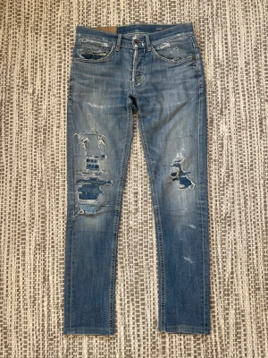 Dondup george jeans W - Säljer dessa fräscha dondup jeans med stiliga slitningar, som är W30 och i längden 98cm, nypris ca 2000kr. Hör gärna av dig vid frågor! 