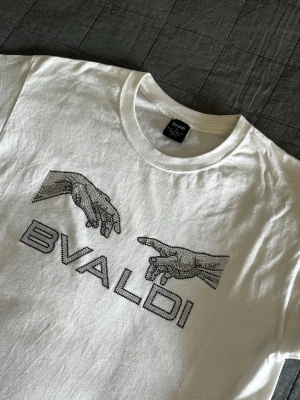 Bvaldi T-Shirt Rhinestones - Riktigt fet otillgänglig Bvaldi tröja med rhinestones. ✨ Storlek: M ✨ Skick: Mycket bra ✨ Färg: Vit ✨  Var inte rädd för att ställa en fråga om tröjan, måtten eller något annat😁