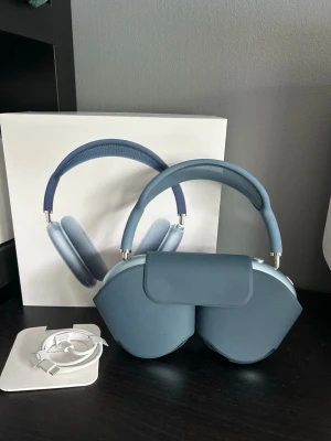 Airpods Max - Säljer ett par riktigt schyssta Airpods Max. Perfekta för dig som vill ha premiumhörlurar från Apple utan att betala fullpris. Passar till pendling, gym och allt kring det vardagliga livet.    Skick - Mycket bra - sparsamt använda, inga repor eller skador. Färg - Lightning Sky Blue - ANC, transparency mode, batteri m.m Ingår - Hörlurar, laddare, box osv