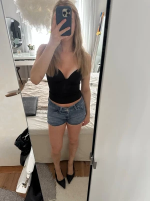 Jeans shots Nelly - Säljer dessa söta lågmidjade jeansshorts från Nelly, använda 3 gånger och därav i super fint skick. Strl 34, normala i storleken.🌸