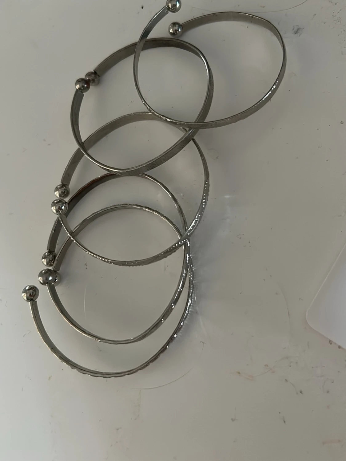 Silverfärgade armband med mönster - 1