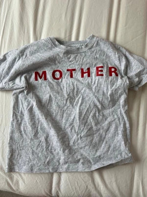  Graphic T-shirt - Köpt på design by si, aldrig använt 