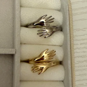 Unika ringar med handmotiv - Två coola ringar i guld- och silverfärg med ett stilrent handmotiv som omsluter fingret. Perfekt för dig som vill sticka ut med ett annorlunda och konstnärligt smycke. Säljs separat eller tillsammans, välj din favoritfärg!( Styck pris 89kr )