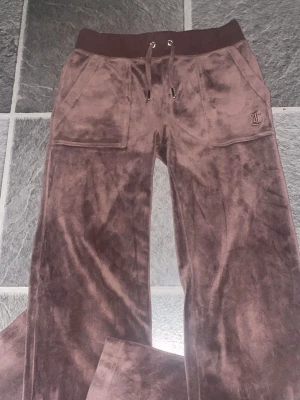 Juicy Couture byxor - Juicy Couture byxor i fint skick. Mjuka och bekväma med klassisk passform och den ikoniska Juicy-stilen. Perfekta både till vardags och för en avslappnad look. Säljs eftersom de inte kommer till användning. Hör gärna av dig vid frågor eller om du vill ha fler bilder!