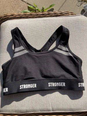 Svart STRONGER Hero sport-bh, Medium - Säljer en svart STRONGER Hero sport-bh i storlek Medium. Knappt använd🤩☺️