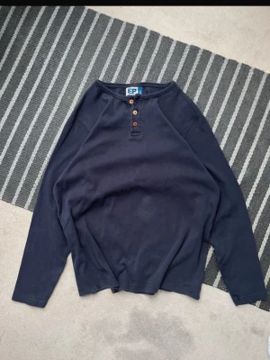 Vintage navy Henley shirt - En riktigt schysst ribbad Henley Storlek L Mått: bredd 52 cm, längd 65 cm Jättefint skick! Kan gå ner i pris vid snabb affär!