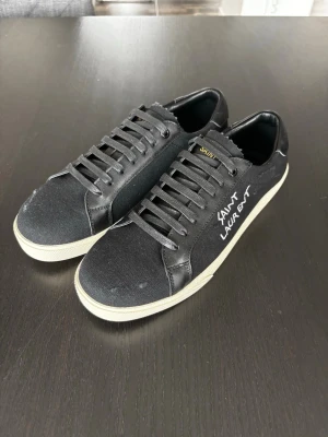 Saint Laurent skor - Tjena säljer dessa saint Laurent skor. Aldrig använda. Skick 10/10 skriv vid någon fundering. Kan sänka priset vid snabb affär😀