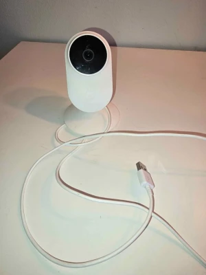 Vit övervakningskamera med USB-kabel - Inbyggd Blutooth. Med appen kan du bevaka och varna personer du ser på kameran. Inbyggd mikrofon i kamera både för varna och lyssna på live ljud. Automatisk nattbild justeras när bilden blir mörk. Styrs med en app.  Product name: Mi Home Security Camera Model: SXJ01ZM Input: 5V 2A Resolution: 1080p Lens: 130° wide angle Power consumption: 5.0W (MAX) Operating temperature: -10°C ~ 40°C Local storage: MicroSD card (Class 4 cards or above, up to 64 GB), NAS storage Wireless connections: Wi-Fi 802.1