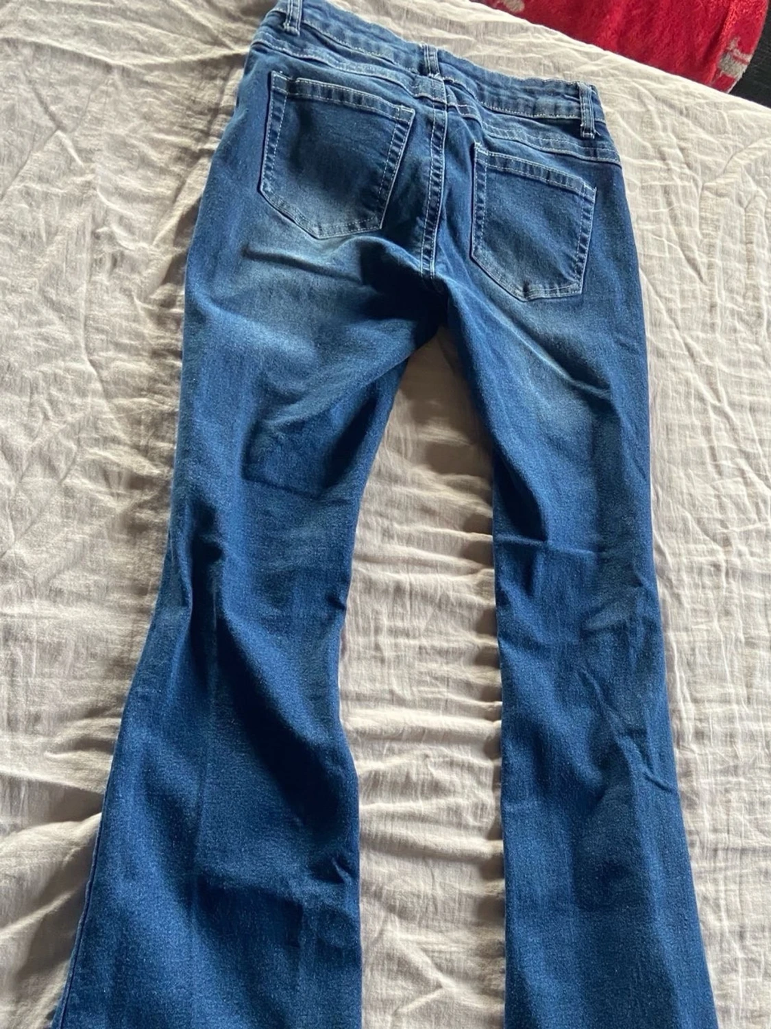 Blå bootcut jeans med utsvängda ben - 1