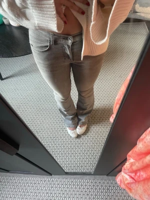 Grå bootcut jeans med låg midja - Säljer ett par gråa bootcut jeans med låg midja och bootcut🤍☺️