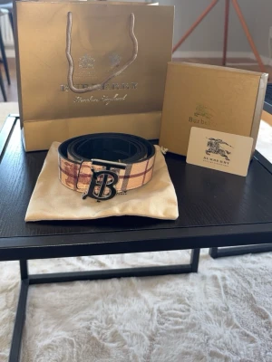 Burberry bälte - 105 cm två sidor en svart och en normal