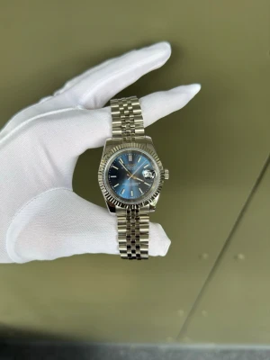 Seiko Datejust Blue Dial 39mm - Hej igen alla. Säljer Seiko Mods igen! Denna gång en härlig Datejust med läcker blå urtavla. 904L stainless steel. NH35 automatic movement. Öppen baksida. Fulla länkar. Verktyg till länkar ingår! Hör av er!! Provad av mig en gång som vanligt.
