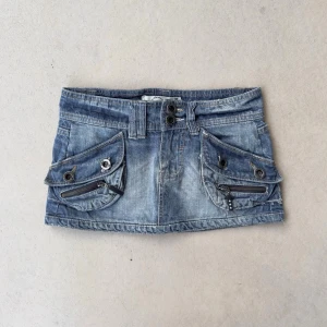 2000tals jeanskjol  - cool lågmidjad jeanskjol med många fickor och zip detaljer i fint skick 💕leverans inom 24h låg midja platt 36 längd 25