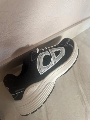 Svarta sneakers med vita detaljer - Finns i alla storlekar bara skriv vilken.