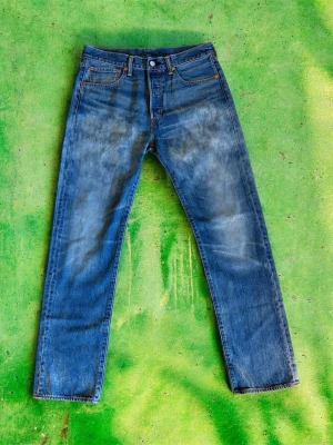 Unika Levi’d jeans 501 W32 L32 - Säljer ett par unika blå Levi’s jeans i modell 501. Jeansen har snygga fades, whiskers och honeycombings som är mycket inne i modet! 