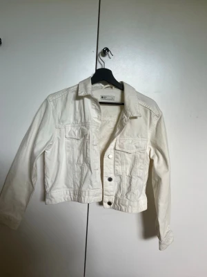 Vit jeansjacka - Vit jeansjacka från Gina Tricot, storlek S💗