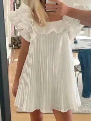 Vit klänning Zara  - Vit jättefin klänning ifrån Zara i storlek M! 