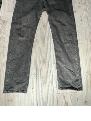 Jack and Jones jeans  - Säljer ett par svart gråa jeans med rak passform, nästa helt oanvända, 30/32 storlek 