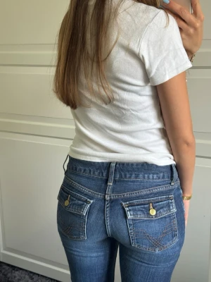 Lågmidjade blå jeans  - Innerben: 77cm Midja: 80cm