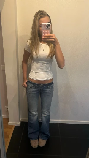 Bootcut jeans med låg midja från Weekday - Säljer ett par washed low waist bootcut jeans ifrån Weekday. Använda en gång. Orginalpris 599 kr.