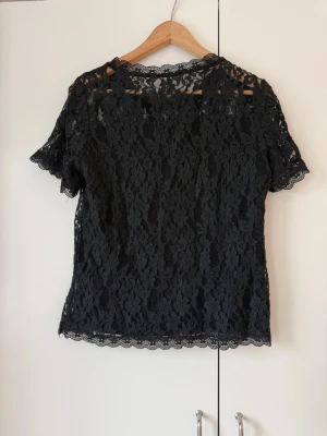 Svart spetsblus med kort ärm - Svart spetsblus från Zalando, nypris 549kr