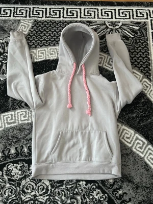 Syna World Hoodie  - En hoodie som jag inte har behov av längre. Skick 9/10