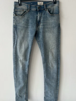 Tiger of Sweden jeans  - Tjena, säljer ett par schyssta tiger of sweden jeans i modellen Evolve, i strl W30/L32 Jeansen är i färgen blå och är i ett bra skick hör gärna av dig om du har några frågor🤗10