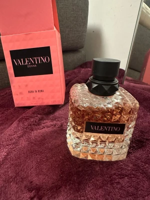 Valentino Donna Born In Roma parfym - Lyxig parfym från Valentino, Donna Born In Roma. Helt oanvänd 100ml. Förpackningen är lite lite skadad. Betalade 1750kr för den. Priset kan diskuteras