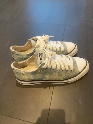 Converse Denim  - Säljer min converse då de var för stora. Det är en sjukt cool design med slitet jeans material. Skorna är från JD sport och är limited edition samt helt slutsålda överallt. Passar perfekt till en sommar outfit. Endast använda en gång.