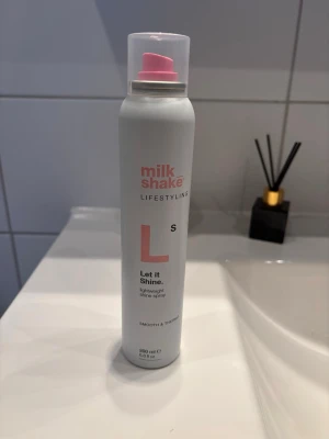 milk_shake Let it Shine spray - milk_shake Let it Shine är en lätt glansspray för håret i en vit och rosa sprayflaska. Perfekt för att ge håret extra glans utan att tynga ner. Flaskan rymmer 200 ml och har en praktisk sprayfunktion. Öppnad men oanvänd 