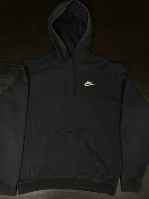 Nike hoodie - Svart hoodie frän Nike storlek M