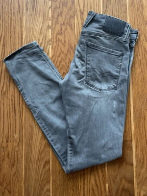 Replay jeans anbass - Grymt skick inga skador men finns nån fläck som definitivt går bort💯     anbass⭐️[W31,L32]